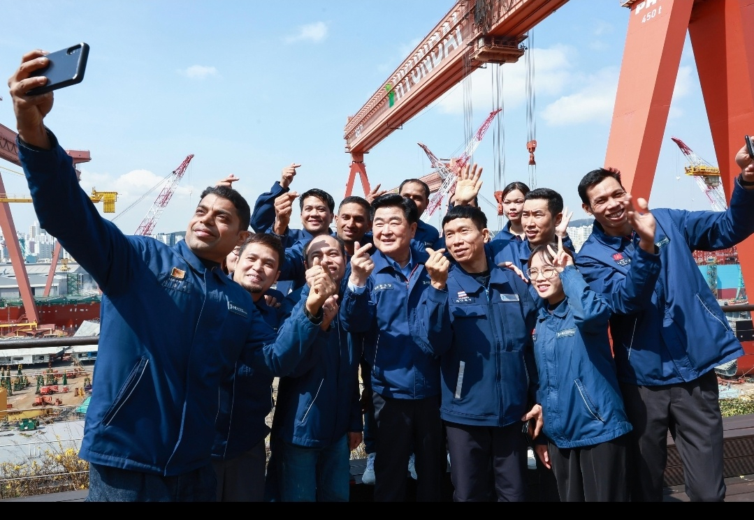 HD Hyundai Chair Kwon Oh-gap (center) and foreign workers at HD Hyundai's shipbuilding affiliates and their partner firms pose for a photo during a luncheon at the firm's Ulsan work site, Wednesday. (HD Hyundai)