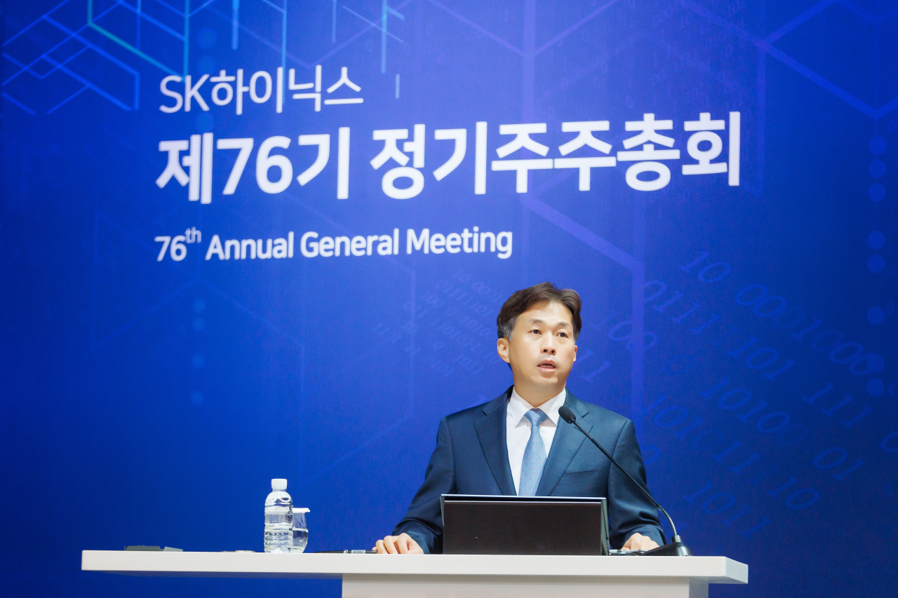 SK hynix CEO Kwak Noh-jung speaks at a general shareholders meeting at the company headquarters in Icheon, Gyeonggi Province, Wednesday. (Yonhap)
