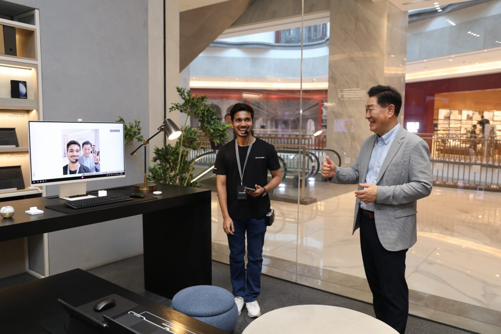 Samsung Vice Chairman and co-CEO Han Jong-hee (right) visits Samsung BKC, the company’s flagship connected lifestyle experience store located in Mumbai, last week. (Samsung Electronics)