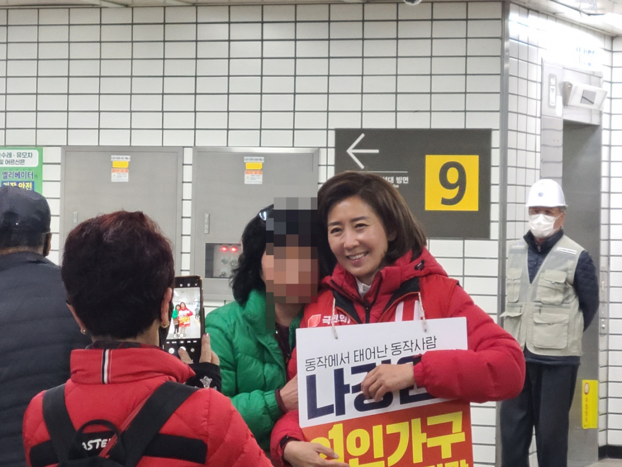 Na Kyung-won poses for a photo with a supporter at Sadang Station on Monday. (Jung Min-kyung/ The Korea Herald)