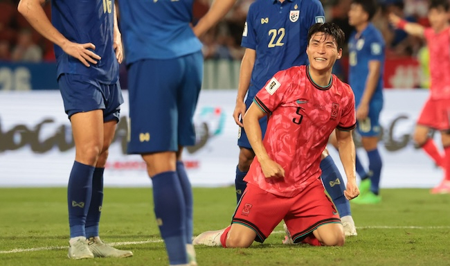 Park Jin-seop of South Korea (right) celebrates his goal against Thailand during the teams' Group C match in the second round of the Asian World Cup qualification tournament at Rajamangala Stadium in Bangkok, Tuesday. (Yonhap)