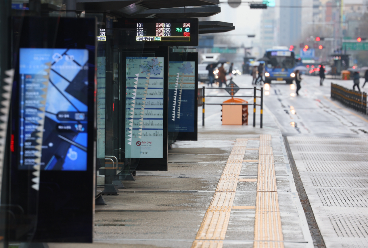 A bus station in Seoul's Jongno district remains deserted on the first day of a strike by unionized bus drivers on Thursday. (Yonhap)