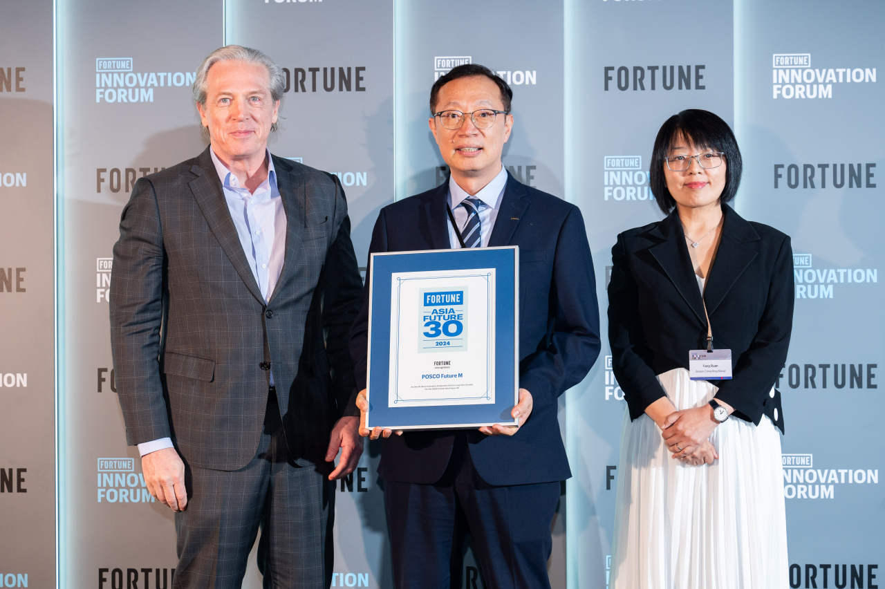 From left: Clay Chandler, editor-in-chief of Fortune Asia, Sun Joo-hyun, president of Posco Asia, and Fang Ruan, managing partner of Boston Consulting Group Hong Kong, pose for a photo at the Fortune Innovation Forum in Hong Kong on Wednesday. (Posco Future M)