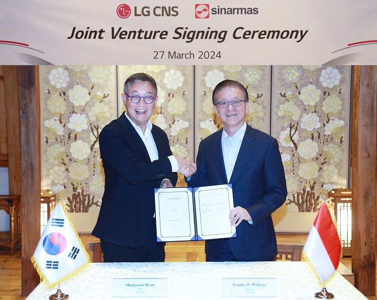 LG CNS CEO Hyun Shin-gyoon (left) and Sinar Mas Group Chair Franky Oesman Widjaja pose for photos after signing a joint venture agreement in Seoul on Wednesday. (LG CNS)