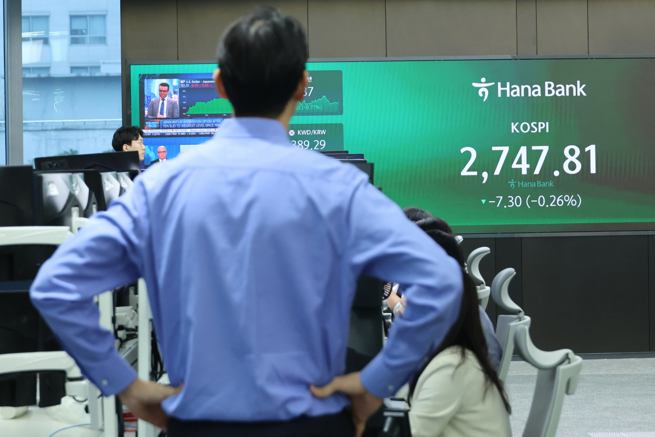 An electronic board shows the Kospi standing at 2,741.81 points at a dealing room of the Hana Bank headquarters in central Seoul on Thursday. (Yonhap)