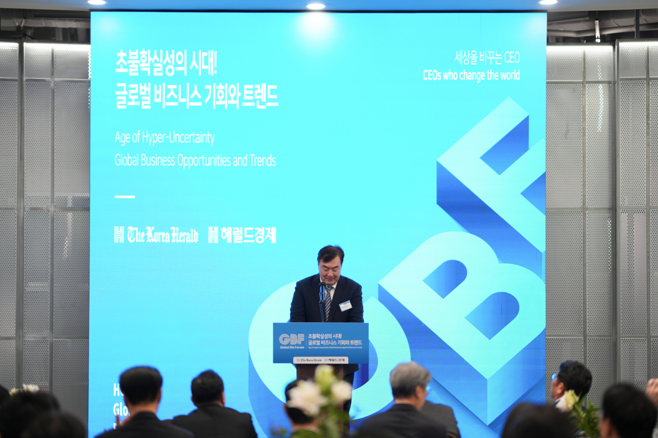 Chinese Ambassador to South Korea Xing Haiming delivers welcoming remarks at The Korea Herald’s Global Business Forum on Wednesday. (The Korea Herald)