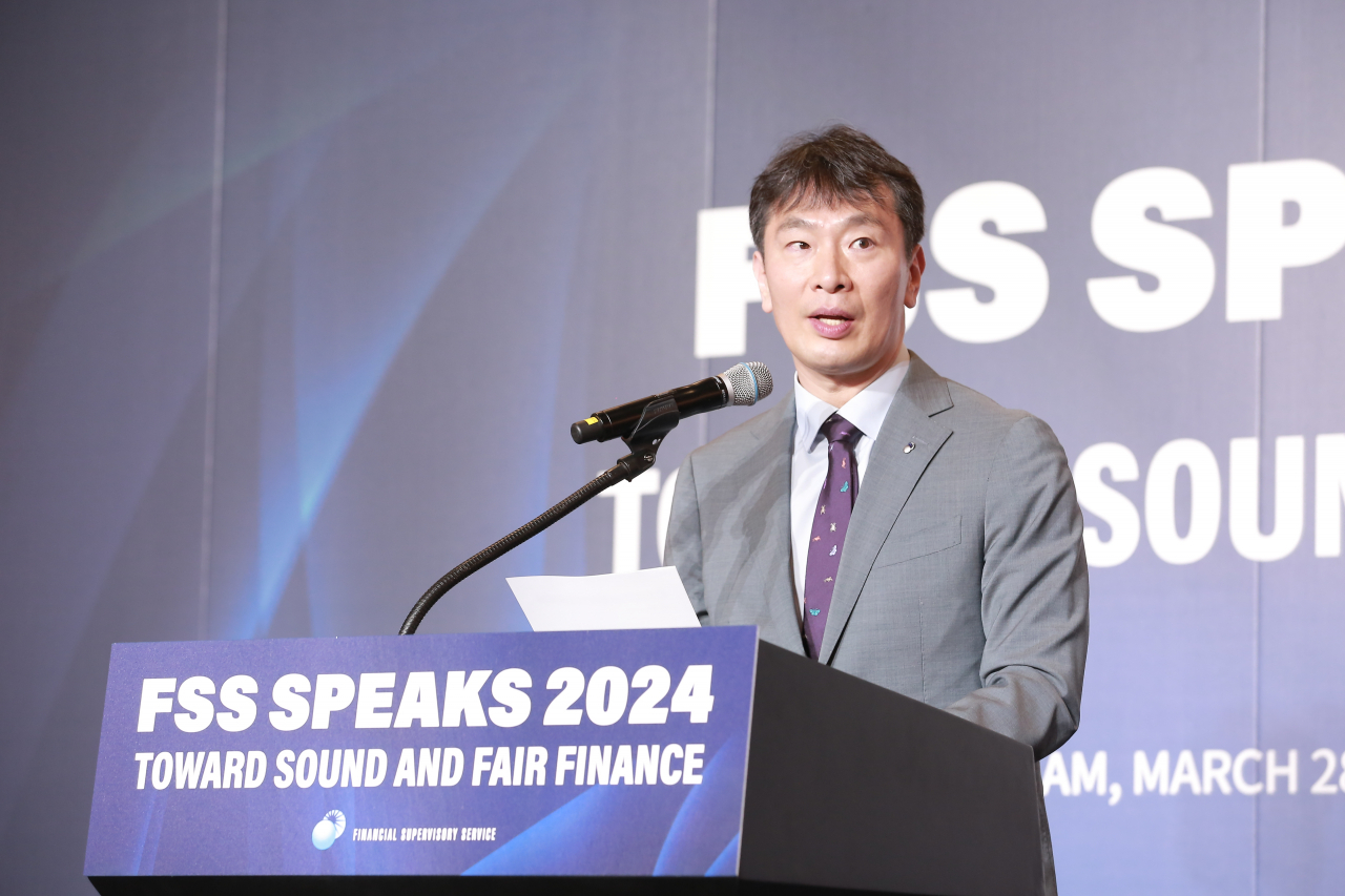 The Financial Supervisory Service Governor Lee Bok-hyun addresses officials and executives from embassies and foreign financial firms at 