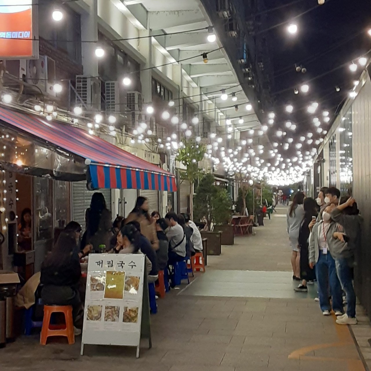 Guests line up in front of Daelim Noodle in Jung-gu, central Seoul. (Daelim Noodle)