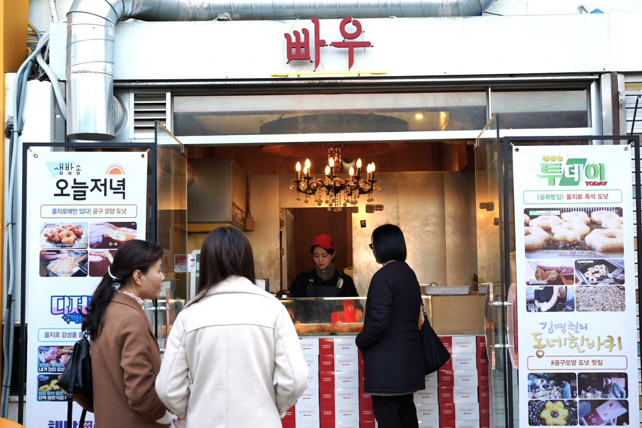Bbawoo, a fried donut store in Jung-gu, central Seoul (Lee Si-jin/The Korea Herald)