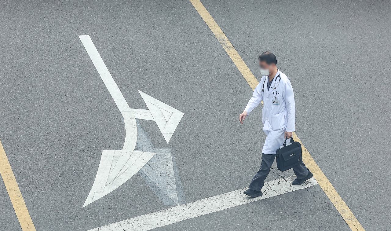A medical official walks at a hospital in Daegu, Wednesday. (Yonhap)