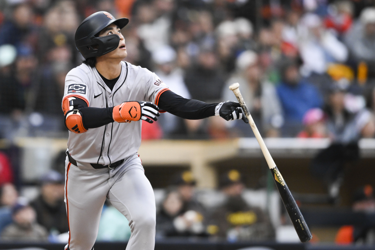 Lee Jung-hoo of the San Francisco Giants watches his solo home run against the San Diego Padres during a Major League Baseball regular season game at Petco Park in San Diego on Saturday. (AP-Yonhap)