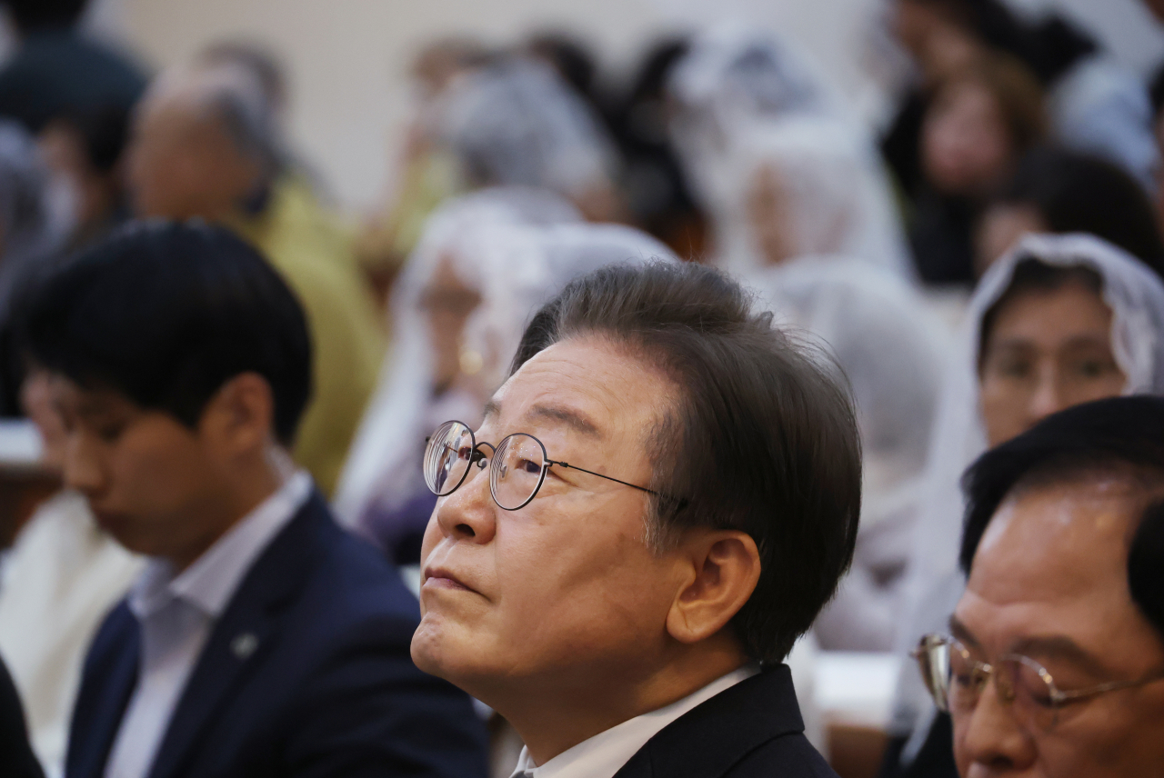 Democratic Party of Korea Chair Lee Jae-myung attends Easter Mass at a Catholic church in his constituency of Gyeyang-gu, Incheon, Sunday. (Yonhap)