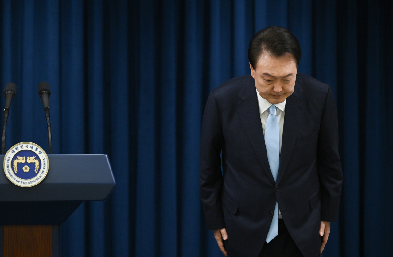 President Yoon Suk Yeol bows to the public as he delivered a public statement that was televised on Monday. (Yonhap)