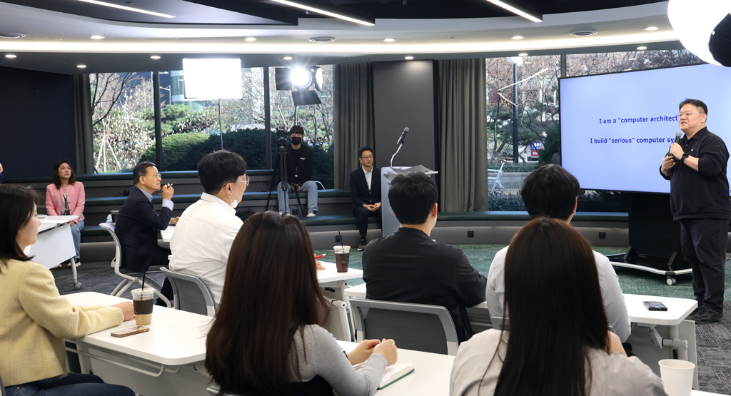 Kim Jang-woo, an engineering professor at Seoul National University, delivers a lecture during Hyundai Group's Vision Forum, at the group's headquarters in Seoul, Tuesday. (Hyundai Group)