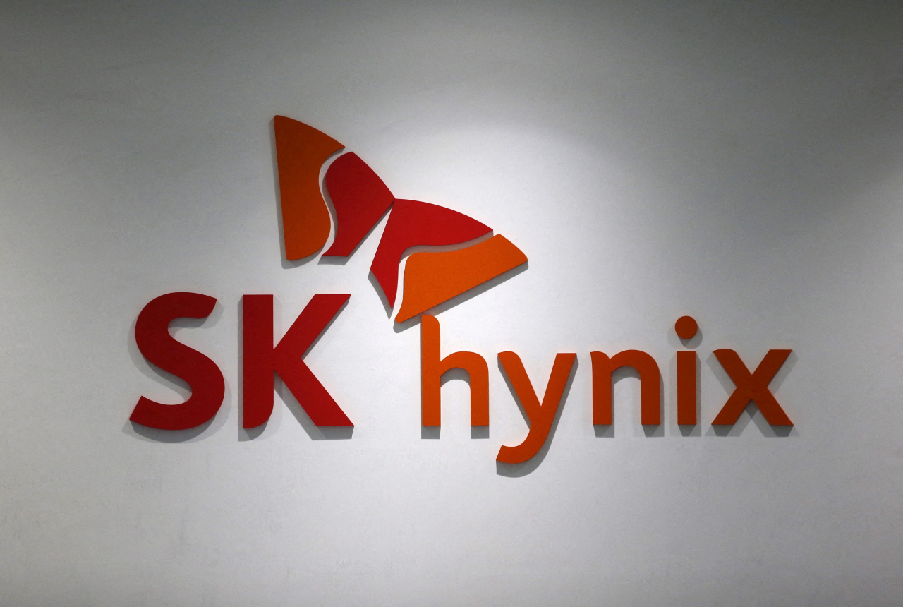 SK hynix's logo is seen at its office building in Seongnam, Gyeonggi Province. (Reuters-Yonhap)