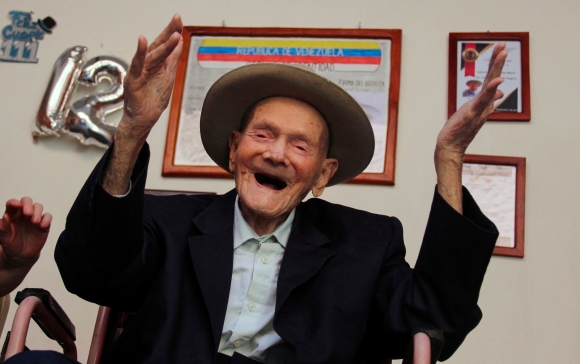 「世界最高齢」男性、114歳で別税… 彼が言った「長寿秘訣」は？