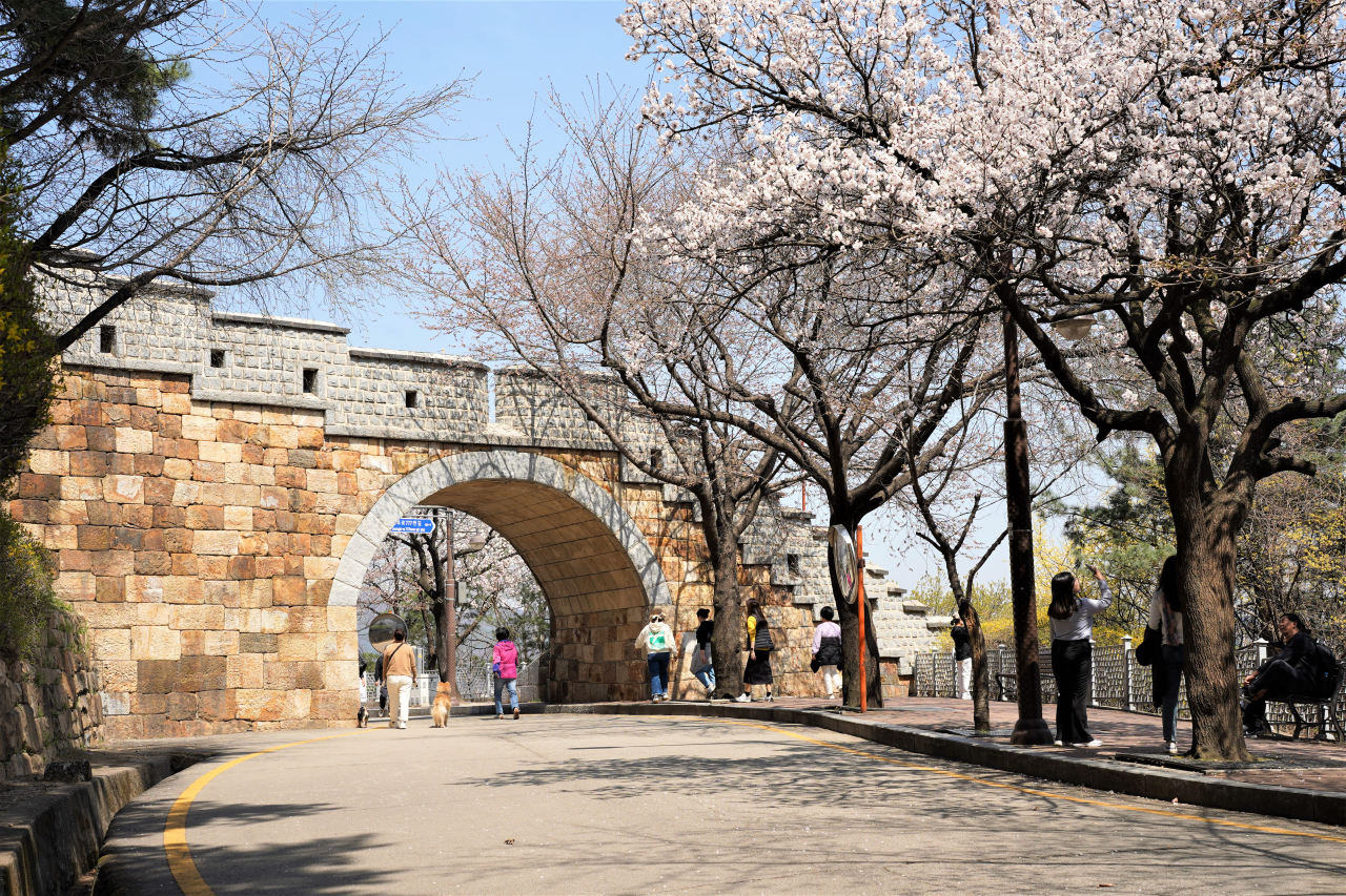 Visitors stroll along Suwon Hwaseong Fortress' walking trail near the Southern Artillery Pavilion in Suwon, Gyeonggi Province, Monday. (Lee Si-jin/The Korea Herald)