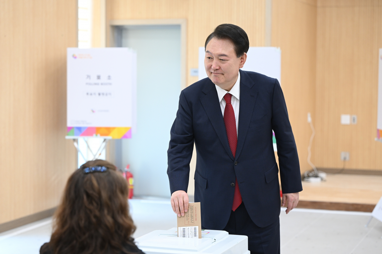 President Yoon Suk Yeol casts his ballot at a polling station in Busan on Friday. (Yonhap)