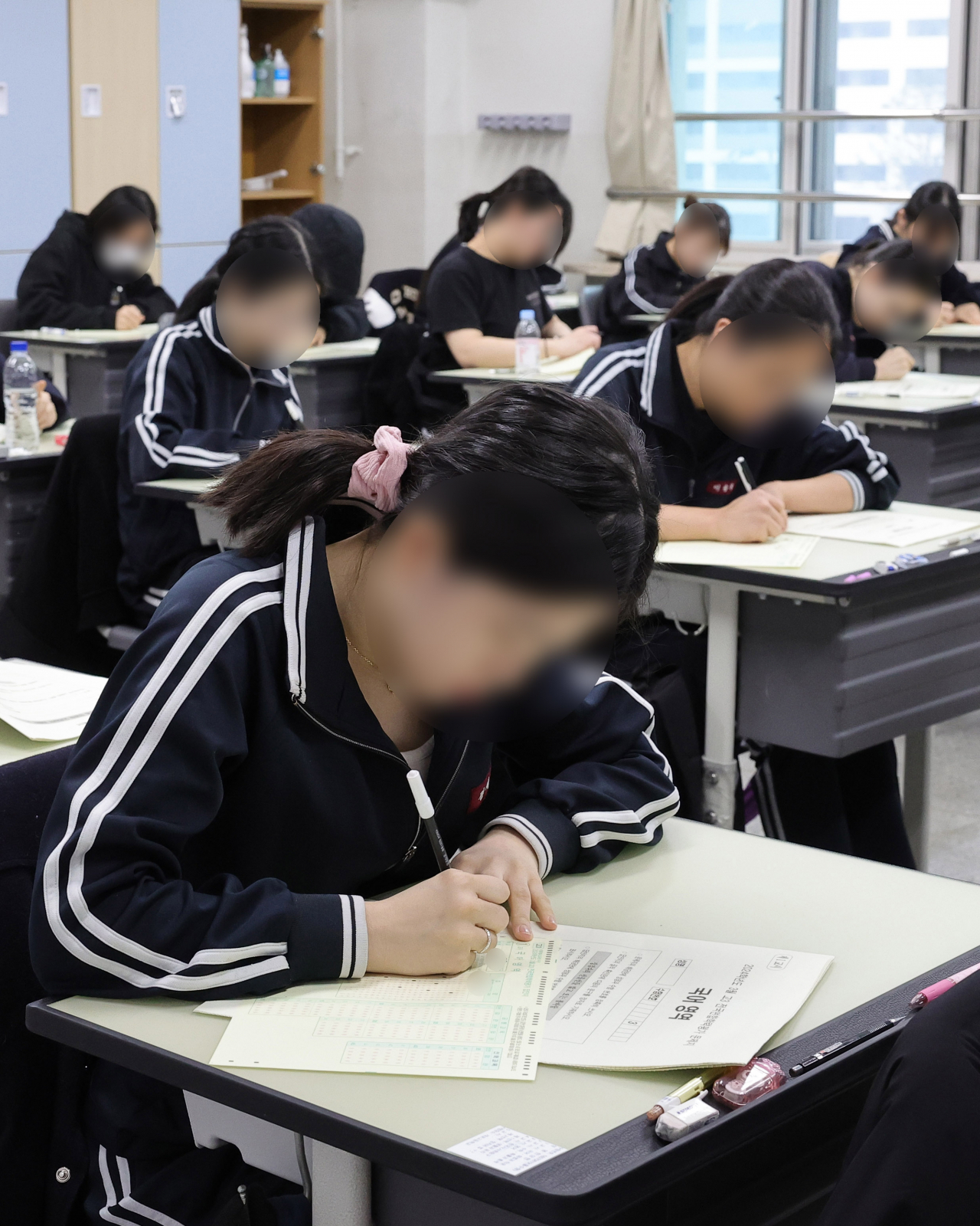 South Korean students preparing for the state-administered college entrance exam take a mock exam at Gaepo High School in Gangnam-gu, Seoul, on March 28. (Joint Press Corp.)