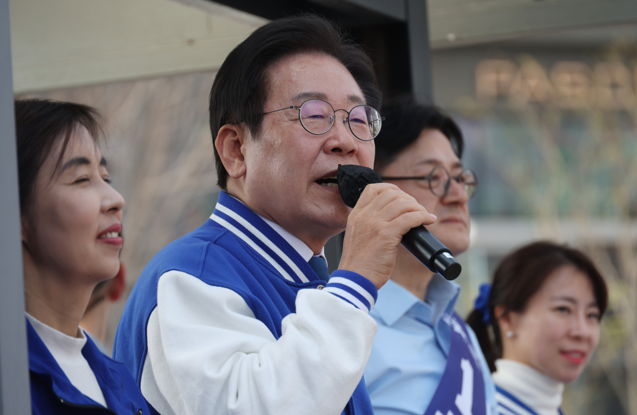 Democratic Party of Korea chief Rep. Lee Jae-myung speaks during a rally in Seoul on Sunday. (Yonhap)