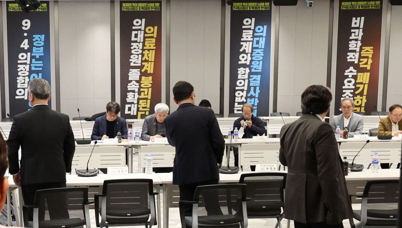 Officials attend a meeting of an emergency response committee of the Korea Medical Association in Seoul on Sunday. (Yonhap)