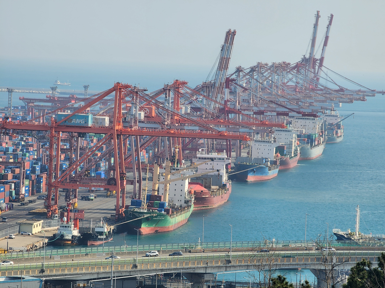 This photo shows a port in South Korea's southeastern city of Busan on April 1, 2024. (Yonhap)