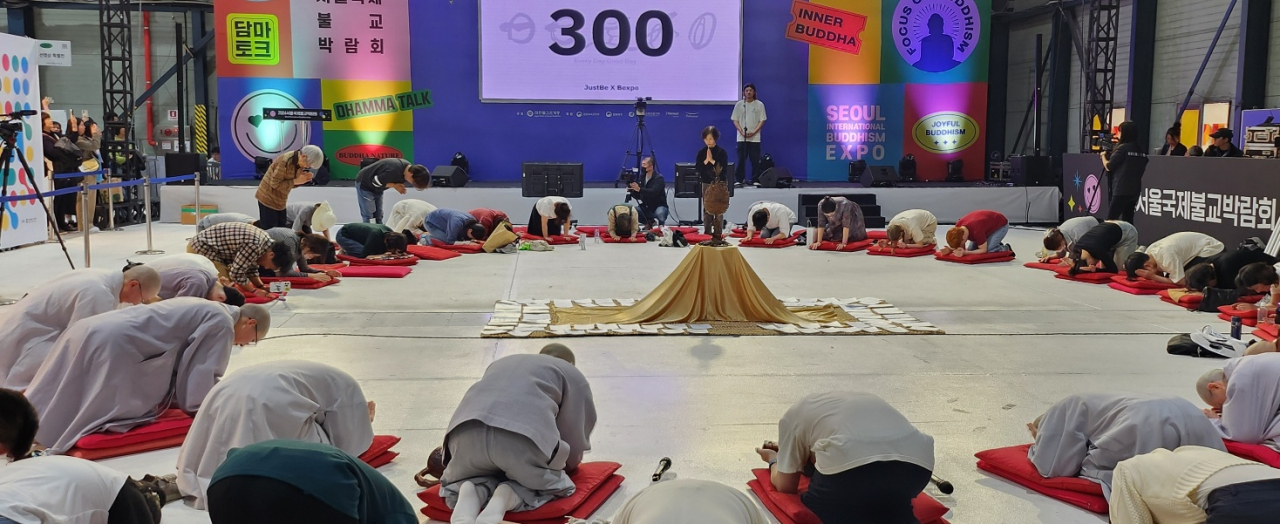 Visitors take part in 300 prostrations during the 2024 Seoul International Buddhism Expo at Setec in Seoul on Saturday. (Choi Si-young/The Korea Herald)
