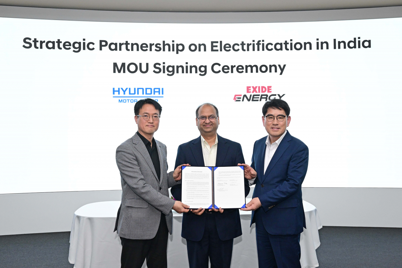 From left: Jeong Duk-gyo, head of the electric vehicle parts purchasing subdivision at Hyundai Motor and Kia, Mandar V Deo, CEO of Exide Energy, and Yang Heui-won, head of Hyundai Motor and Kia’s R&D division, pose for photos at a partnership signing ceremony at Hyundai Motor Group’s Namyang Research and Development Center in Gyeonggi Province on Monday. (Hyundai Motor Group)