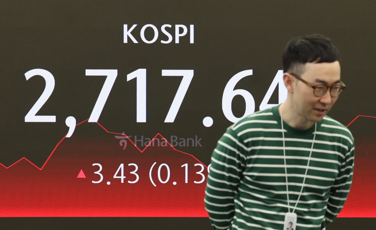 An electronic board showing the Korea Composite Stock Price Index at a dealing room of the Hana Bank headquarters in Seoul on Monday. (Yonhap)