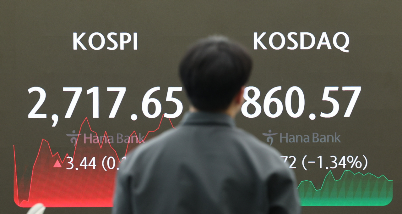 An electronic board shows the Kospi and Kosdaq at a dealing room of the Hana Bank headquarters in Seoul on Monday. (Yonhap)