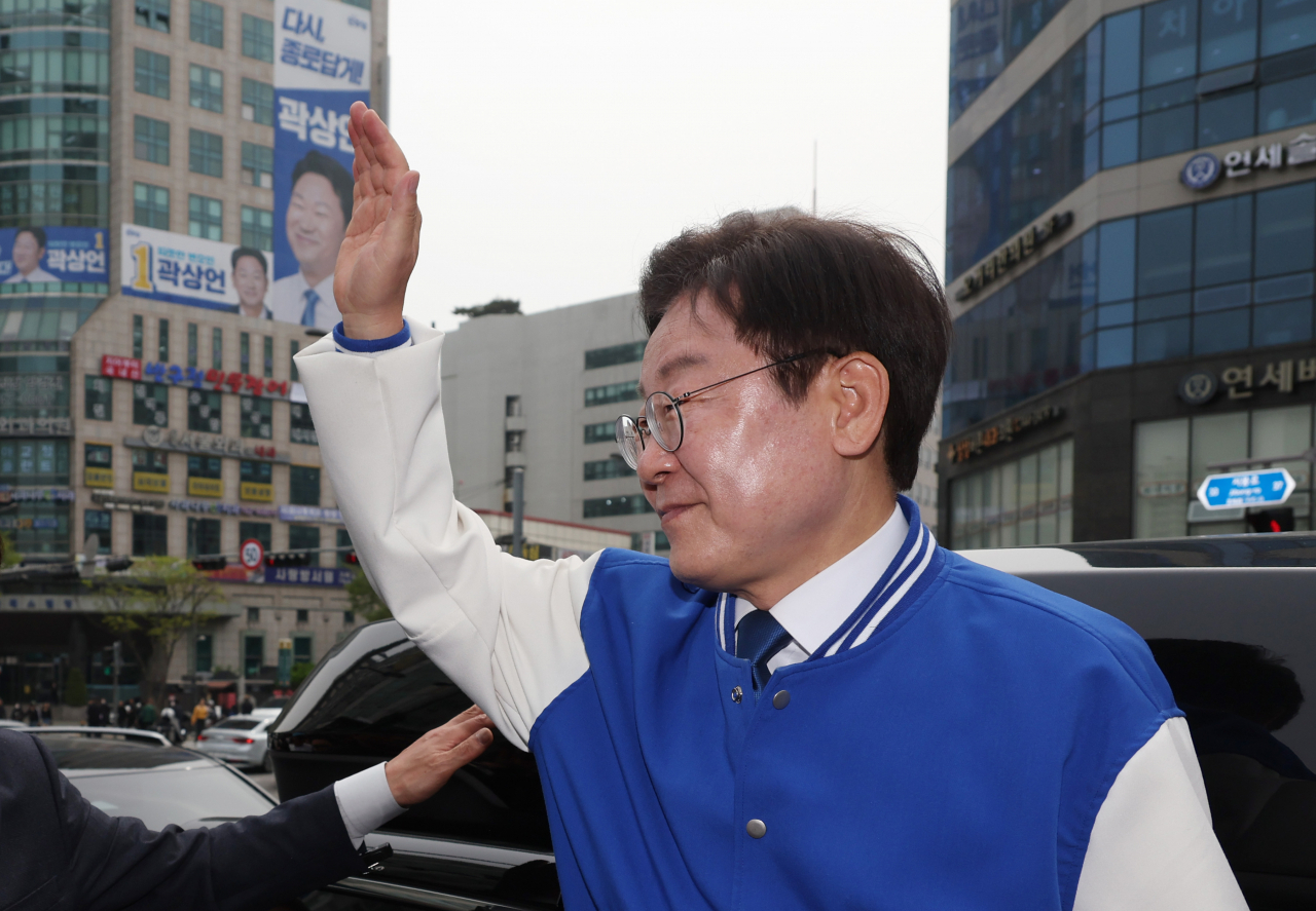 Democratic Party of Korea leader Rep. Lee Jae-myung waves to supporters during a rally in Jongno, central Seoul, on Monday. (Yonhap)