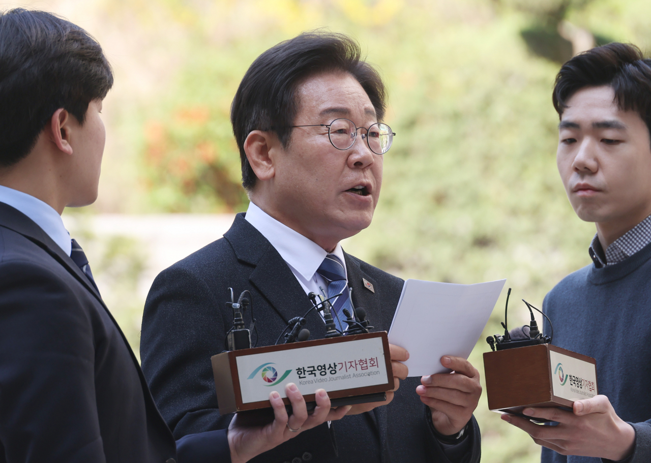 Opposition leader Lee Jae-myung speaks to reporters before attending a court hearing at the Seoul Central District Court on Tuesday. (Yonhap)