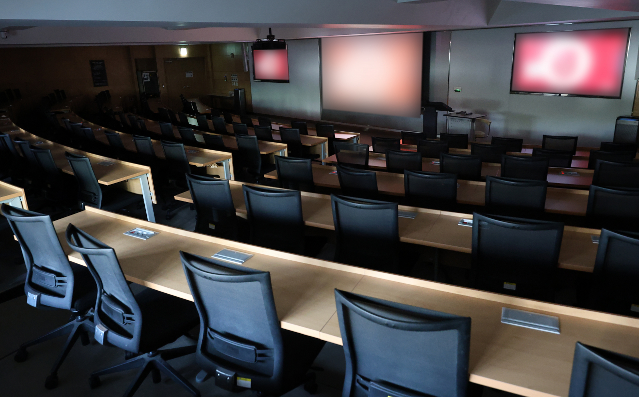 A beam projector is turned on inside an empty classroom at a medical school in Seoul on Tuesday. (Yonhap)