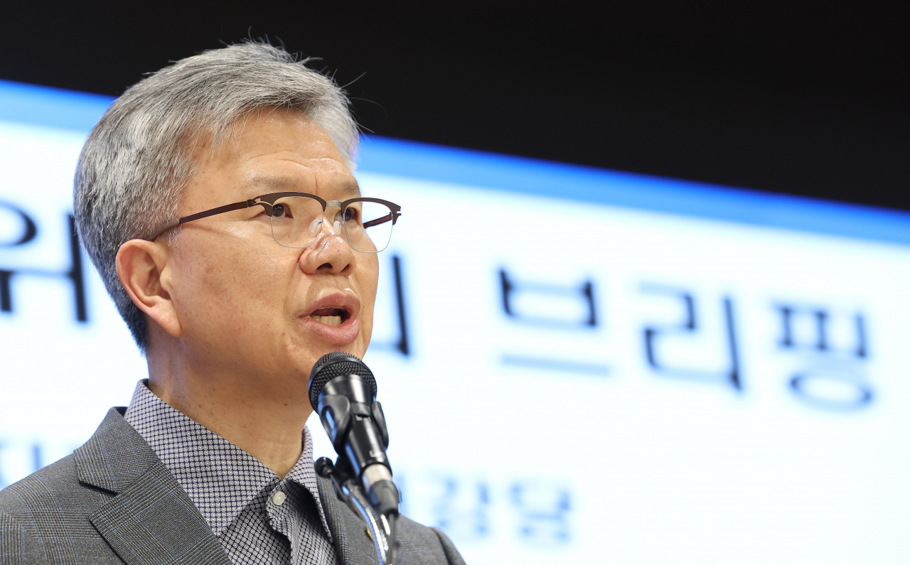 Kim Taek-woo, head of the emergency committee of the Korean Medical Association, the largest doctors' lobby group, speaks during a briefing at the KMA building in Yongsan, central Seoul, on Tuesday. (Yonhap)