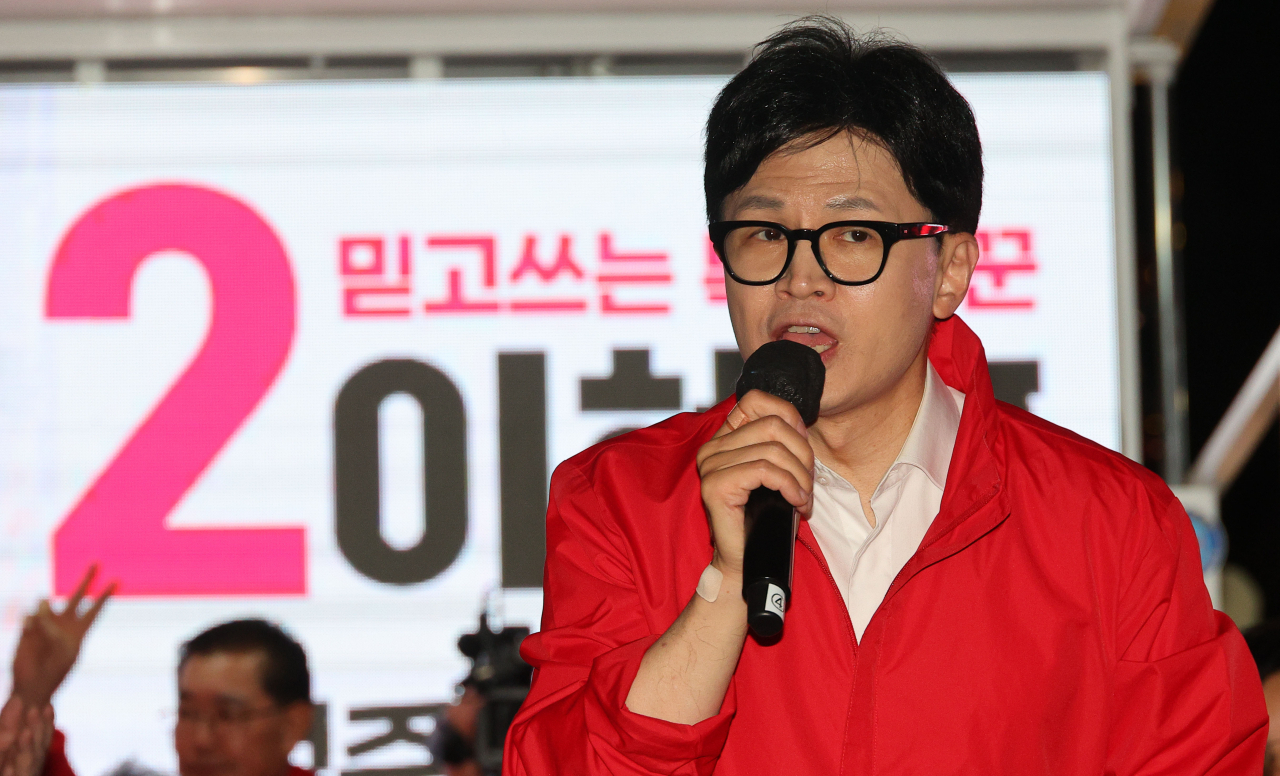 Han Dong-hoon, the leader of the People Power Party, speaks during a final rally Tuesday evening in Jongno, central Seoul. The National Assembly election is on Wednesday. (Yonhap)
