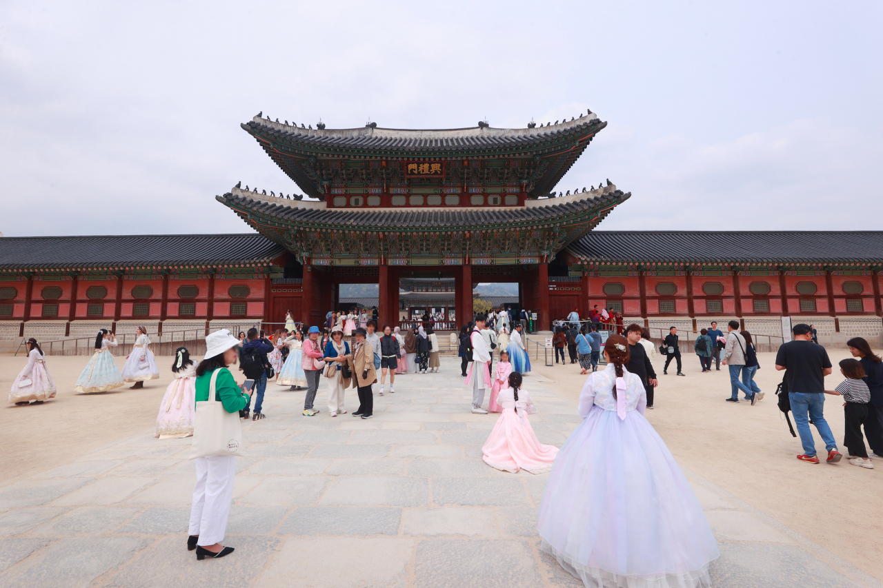 People visit Gyeongbokgung in Jongno-gu, Seoul on Wednesday. The palace was built during the Joseon era (1392-1910), and is among the most popular tourist attractions in the city.