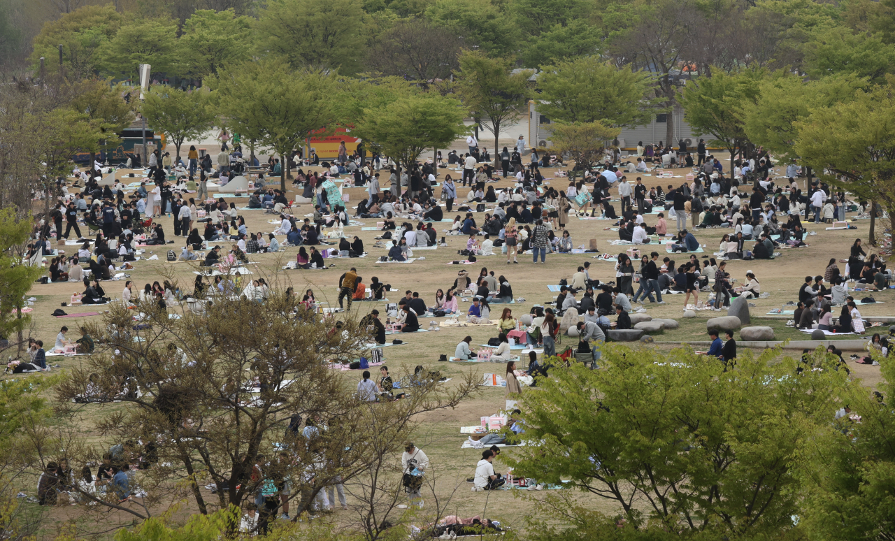 Yeouido Hangang Park in Yeouido-dong, Seoul is jam-packed with visitors on Wednesday. The park is a popular picnicking spot, with a walking trail, abundant plant life and access to the Han River. (Yonhap)