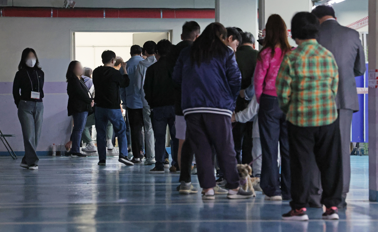 People line up at a polling station at an apartment complex in Seoul on Wednesday. (Yonhap)
