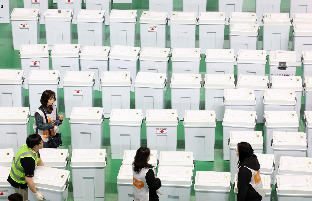 Officials move ballot boxes at the polling station in Chuncheon, Gangwon Province, Wednesday evening. (Yonhap)
