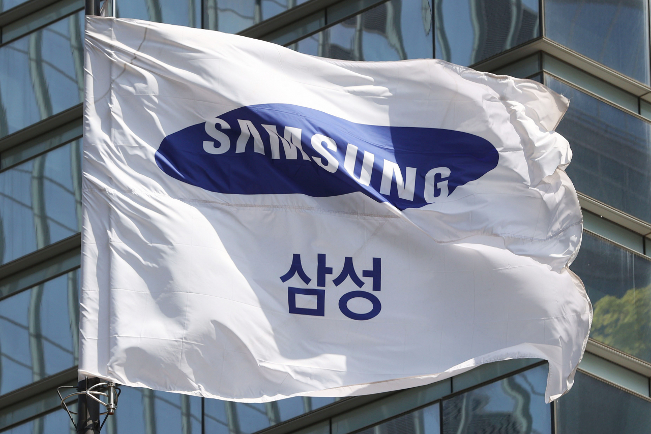 A Samsung flag flies outside its office building in southern Seoul. (Yonhap)