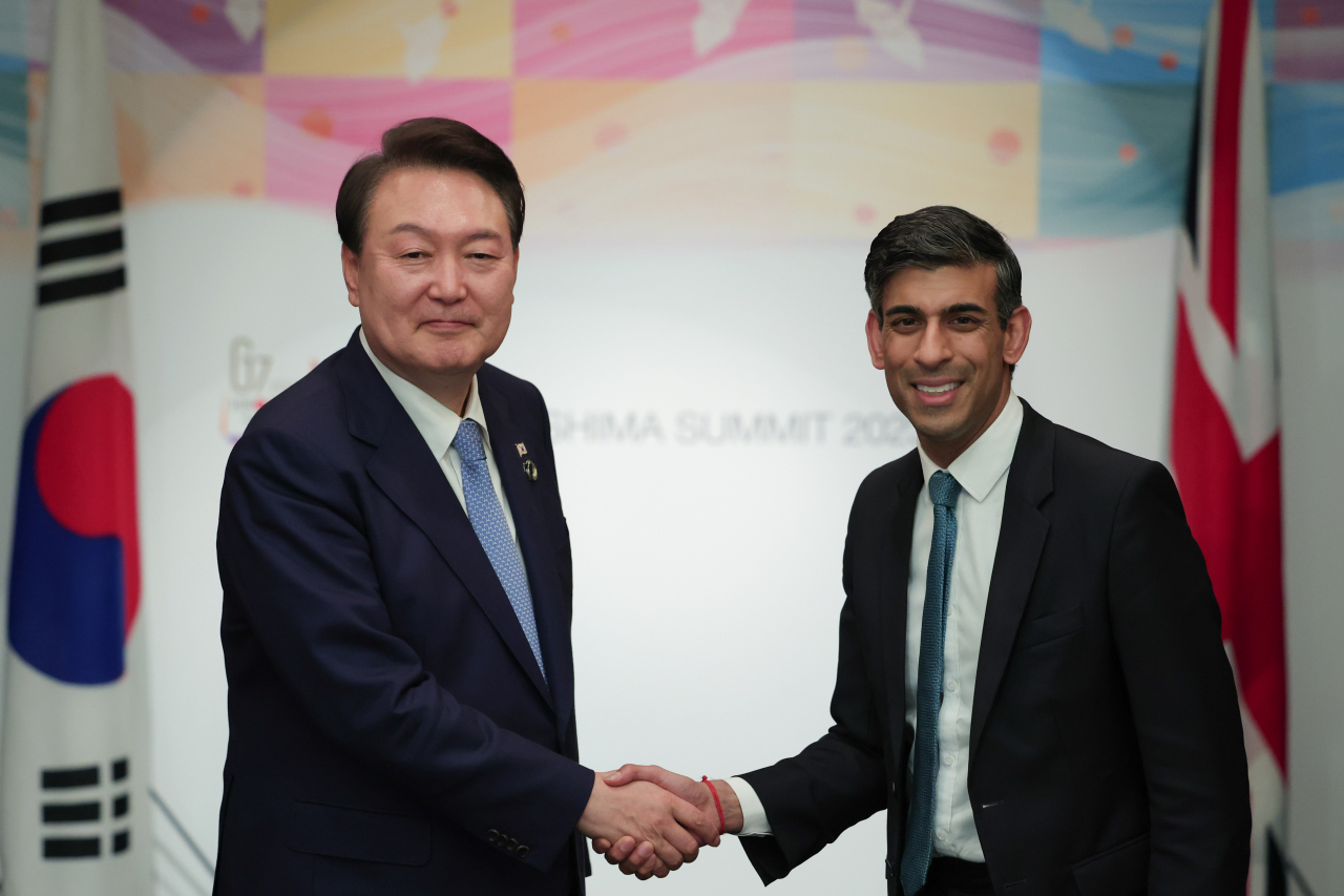 President Yoon Suk Yeol (left) and UK Prime Minister Rishi Sunak shake hands as they held talks on the sidelines of the Group of Seven Summit in Hiroshima, Japan in May 2023. (Presidential Office)