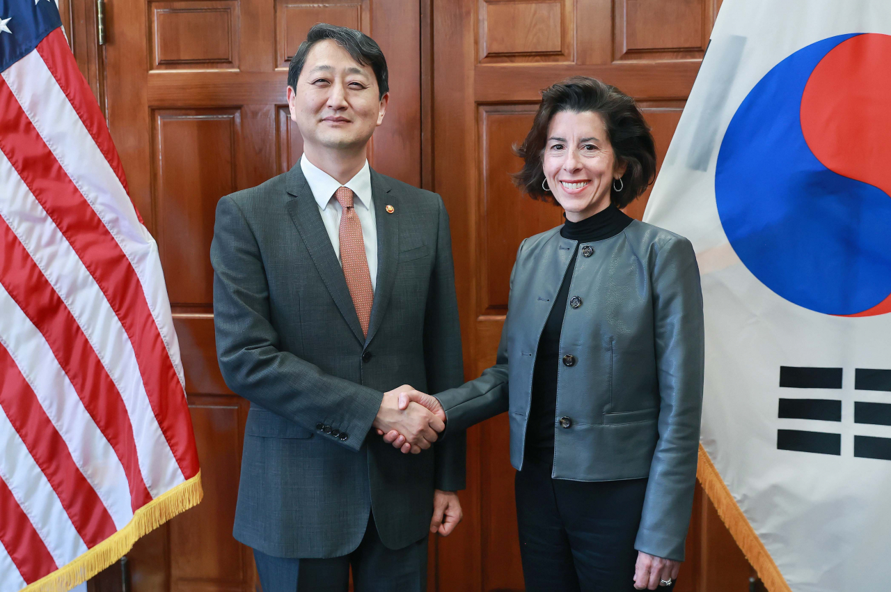 Industry Minister Ahn Duk-geun (left) and U.S. Commerce Secretary Gina Raimondo (right) pose for a photo before the talks on trade, energy and industrial issues in Washington, Friday.