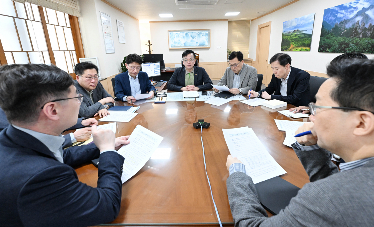 Finance Minister Choi Sang-Mok (Center) holds a meeting with ministry officials at the government complex in Seoul on Sunday to review the possible economic impact caused by Iran's strike against Israel. (The finance ministry)
