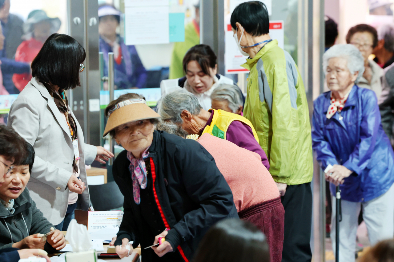 Voters stand in line for the 2024 general election on Wednesday, at a polling station in South Jeolla Province. (Yonhap)