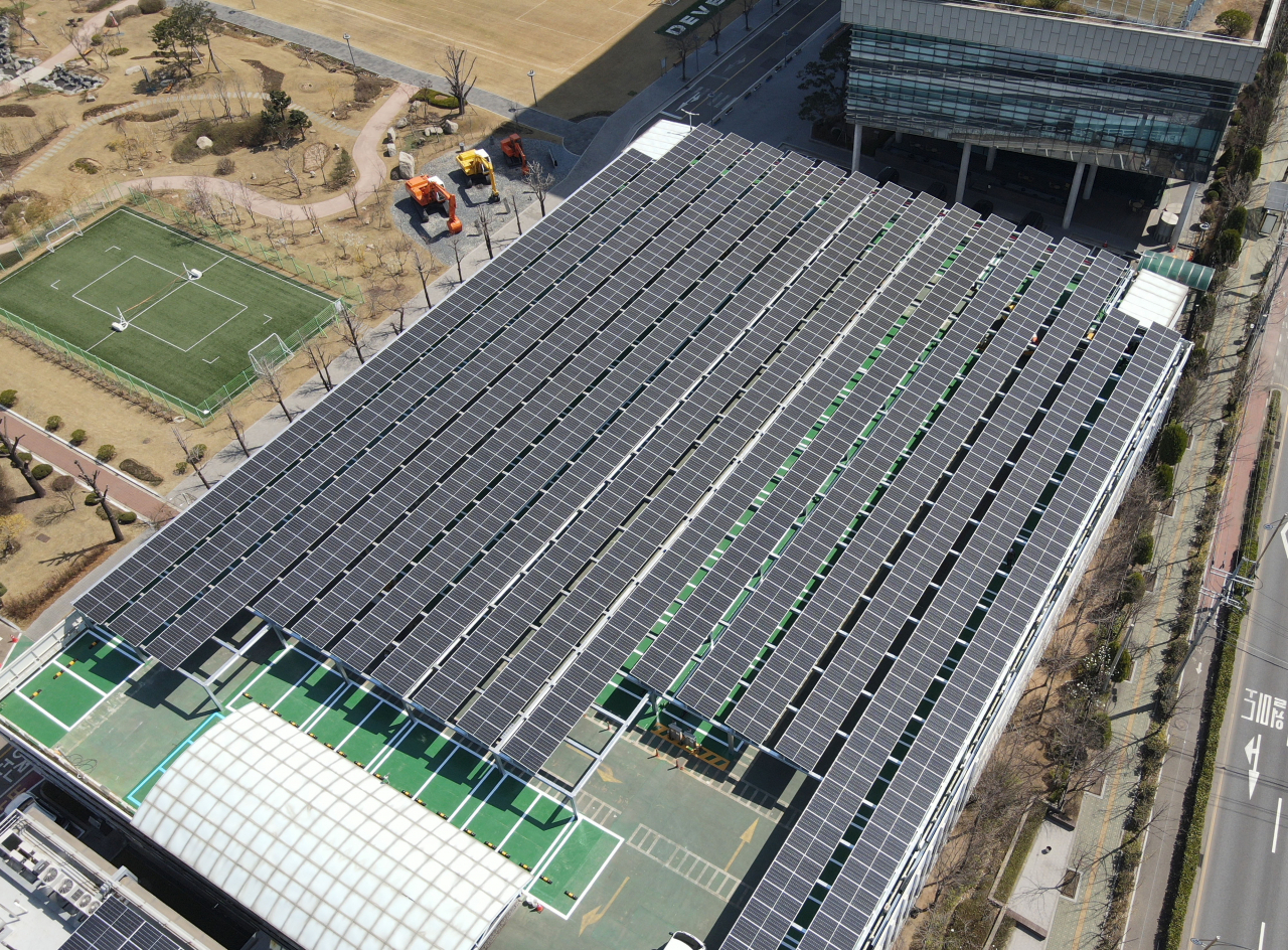 HD Hyundai Energy Solution's solar panels are installed on the rooftops of HD Hyundai Infracore's plant in Incheon. (HD Hyundai)