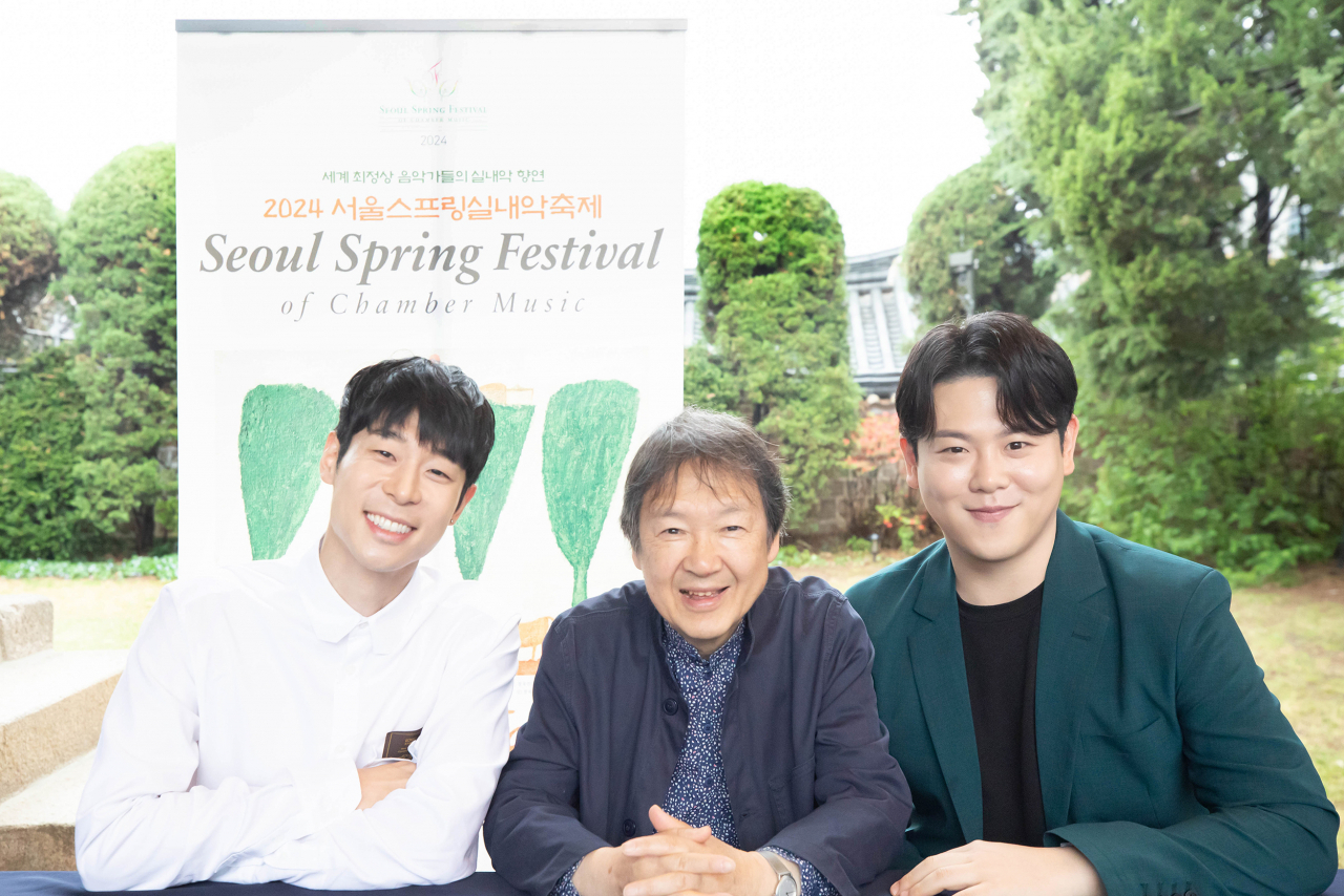 (From left) Violinist Danny Koo, Seoul Spring Festival of Chamber Music Artistic Director and violinist Kang Dong-suk and pianist Park Sang-wook pose for photos during a press conference held at former President Yun Po-sun's residence in Anguk-dong, Jongno-gu, Seoul Monday. (SSF)