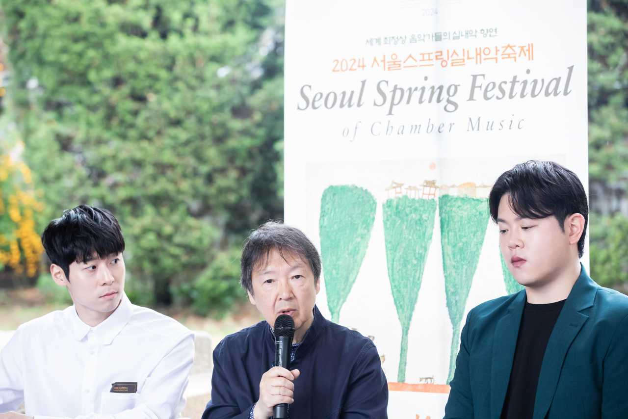 (From left) Violinist Danny Koo, Seoul Spring Festival of Chamber Music Artistic Director and violinist Kang Dong-suk and pianist Park Sang-wook participate in a press conference held at former President Yun Po-sun's residence in Anguk-dong, Jongno-gu, Seoul Monday. (SSF)
