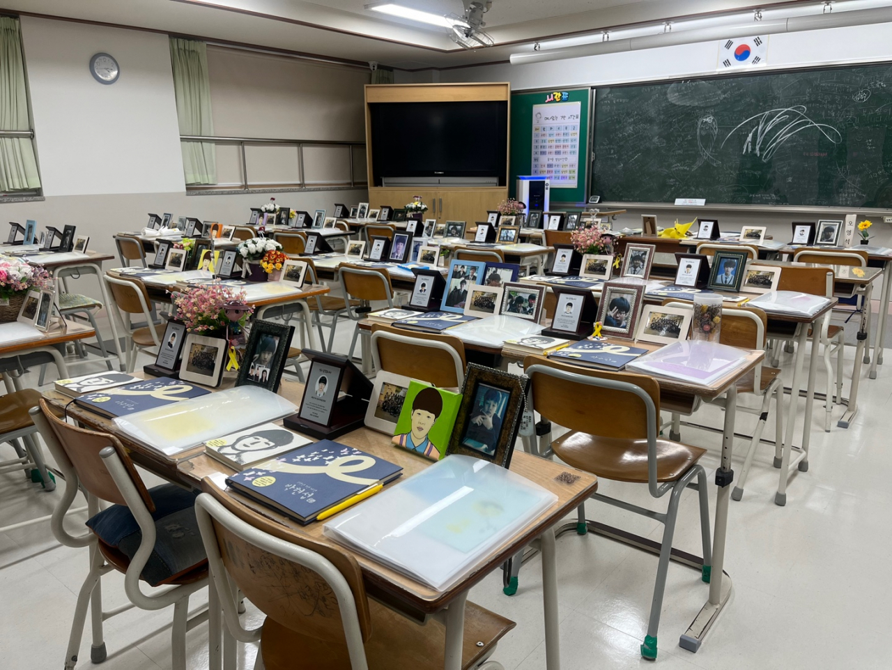 Memorial classrooms have been set up for the students and teachers of Danwon High School who lost their lives in the April 2014 Sewol ferry disaster, in Ansan, Gyeonggi Province. Consisting of 10 rooms for second-year students and one for teachers, the memorial classrooms keep the desks, chairs, blackboards, windows, and doors used by students and teachers who perished. (Lee Jaeeun/The Korea Herald)