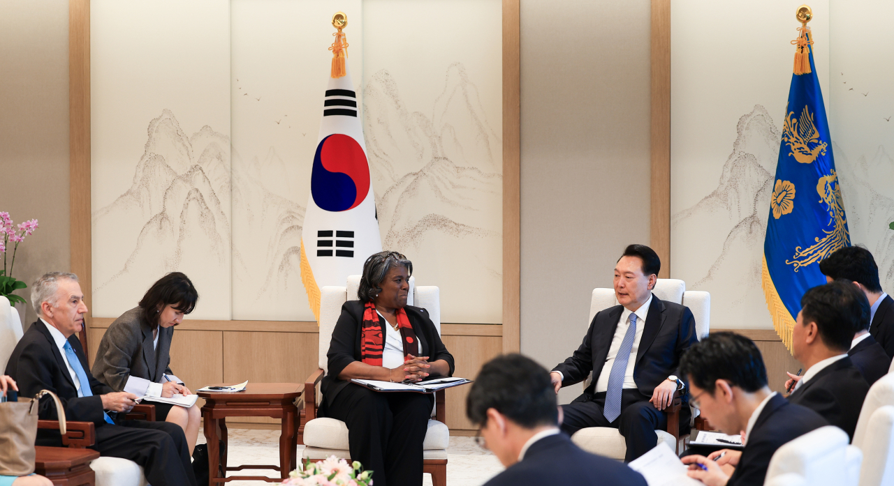 President Yoon Suk Yeol (right, back) and Ambassador Linda Thomas-Greenfield (third from left), the top US envoy to the United Nations, hold talks at the presidential office in Seoul on Monday, in this photo provided by his office. (Yonhap)