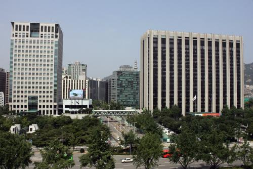 Foreign ministry building(left) in central Seoul (KTV)